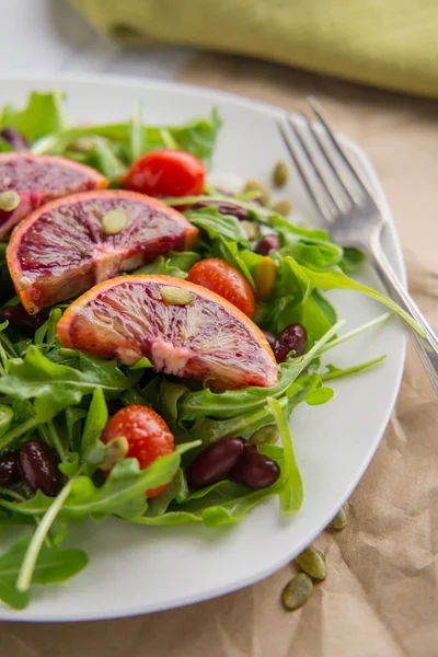 Gezonde Salade Van Rucola Tomaat Met Rood Bloed Oranje Segmenten — Stockfoto