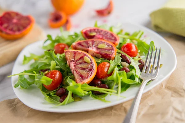 Gezonde Salade Van Rucola Tomaat Met Rood Bloed Oranje Segmenten — Stockfoto