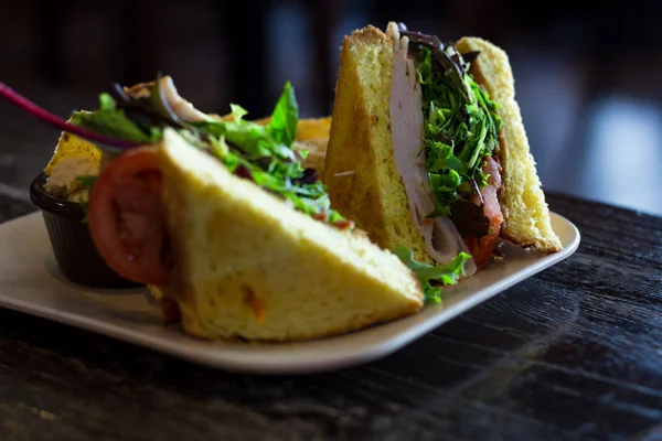 Truthahn Blt Sandwich Auf Texanischem Toast Mit Sesam Chips Und — Stockfoto