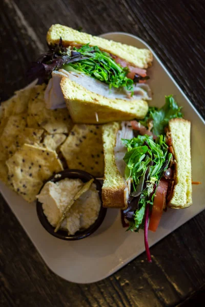 Truthahn Blt Sandwich Auf Texanischem Toast Mit Sesam Chips Und — Stockfoto