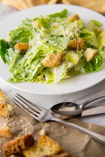 Fresh Organic Caesar Salad Ciabatta Croutons Parmesan Cheese — Stock Photo, Image