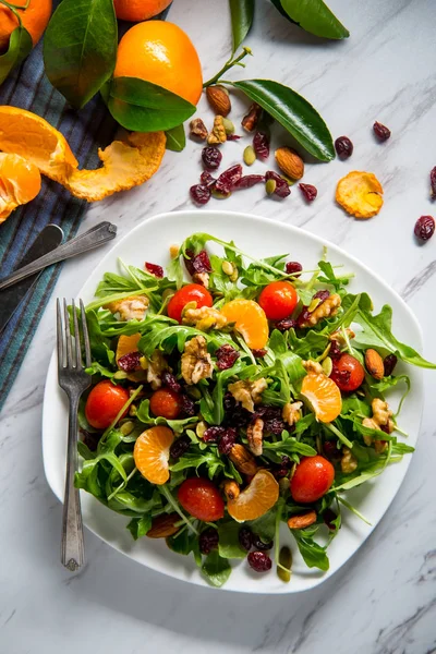 Biologischer Frischer Sommer Clementinensalat Mit Nüssen Und Tomaten — Stockfoto