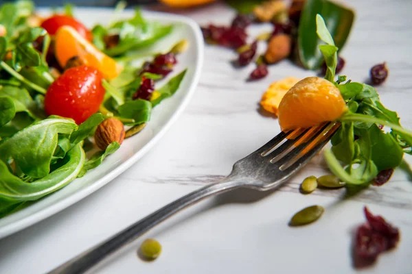 Biologischer Frischer Sommer Clementinensalat Mit Nüssen Und Tomaten — Stockfoto