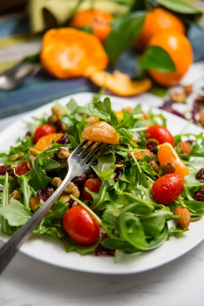 Insalata Clementine Fresca Estiva Biologica Con Noci Pomodori — Foto Stock