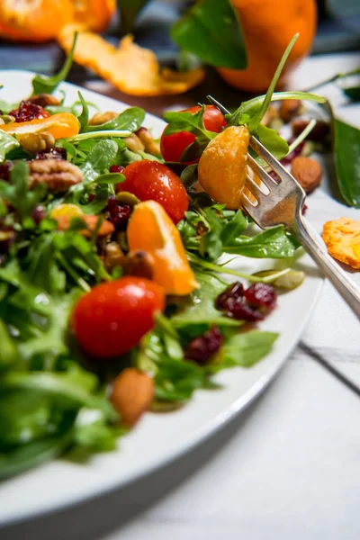 Biologische Verse Zomerse Clementinesalade Met Noten Tomaten — Stockfoto