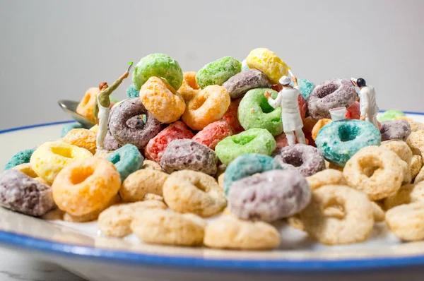 Tiny Painting Crew Paints Oat Loop Cereal Rainbow Colors — Stock Photo, Image