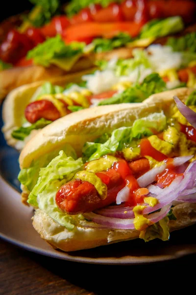花式烤热狗 包括调味品和泡菜的许多配料 — 图库照片
