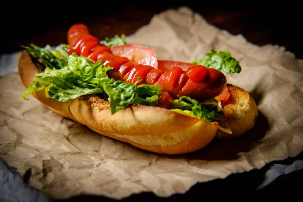 Perro Caliente Parrilla Con Tomate Lechuga Queso Americano Salsa Tomate —  Fotos de Stock