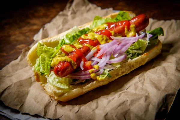 Hieno Grillattu Hotdog Jossa Paljon Täytteitä — kuvapankkivalokuva