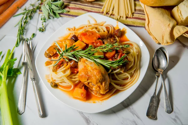 Guiso Cazador Pollo Italiano Cacciatore Con Fideos Espagueti Pan Crujiente — Foto de Stock