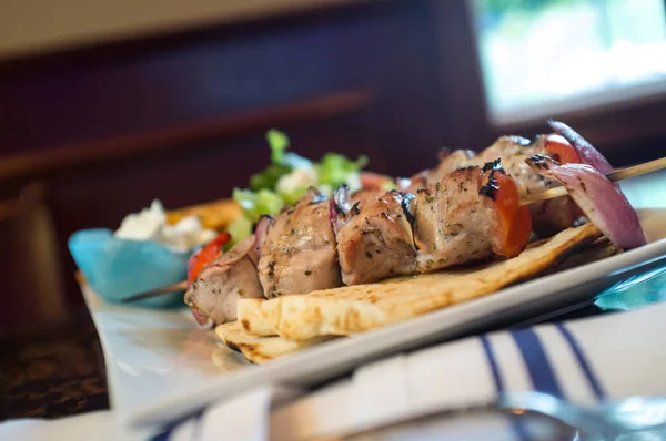Kebabs Poulet Grec Fraîchement Grillés Avec Salade Latérale — Photo