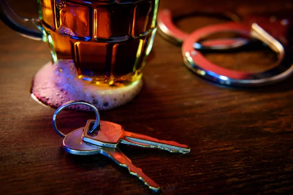 Kubek Piwnego Piwa Kajdankami Kluczami Symbolizującymi Aresztowanie Jazdę Pijanemu — Zdjęcie stockowe