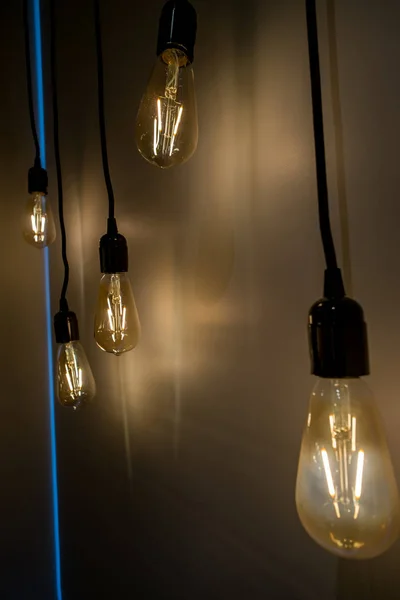 装饰古董爱迪生风格的灯泡在黑暗的房间 — 图库照片