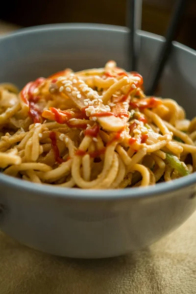 Spicy Thai Vegetable Peanut Butter Mein Noodles Sesame Seeds — Stock Photo, Image