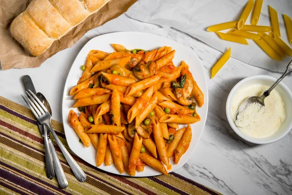 Massa Penne Molho Tomate Vodka Cremoso Com Cogumelos Ervilhas Espinafre — Fotografia de Stock