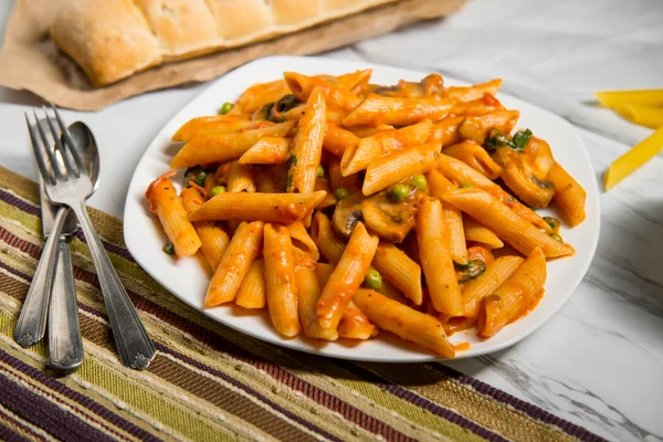 Massa Penne Molho Tomate Vodka Cremoso Com Cogumelos Ervilhas Espinafre — Fotografia de Stock