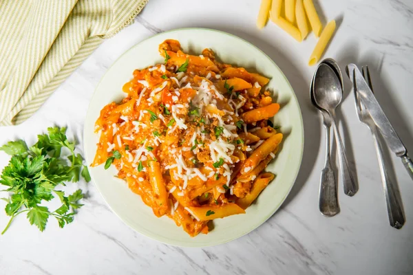 Penne Italiano Ragu Alla Molho Bolonhês Com Mussarela Desfiada Migalhas — Fotografia de Stock