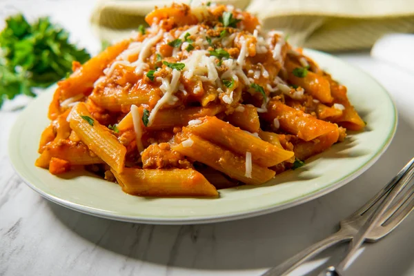 Penne İtalyan ragu alla Bolognese sosu ile rendelenmiş mozzarella ve kızarmış sarımsak ekmek kırıntısı