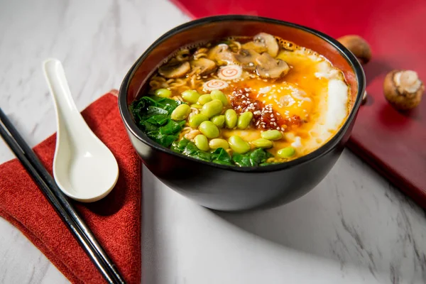 Würzige Edamame Und Narutomaki Spiralförmige Ramen Nudelsuppe Mit Flüssigem Spiegelei — Stockfoto