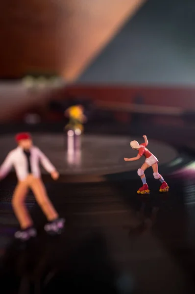 Figuras Miniatura Patinaje Sobre Disco Vinilo Vintage Macro Primer Plano — Foto de Stock