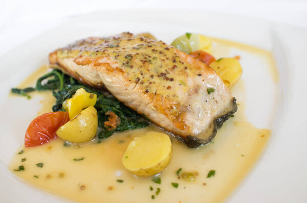 Salmão de mostarda de dijon assado com batatas de dedilhado em molho de vinho branco