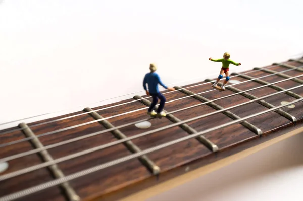 Figuras Skate Miniatura Muelen Cuerdas Guitarra Macro Primer Plano — Foto de Stock