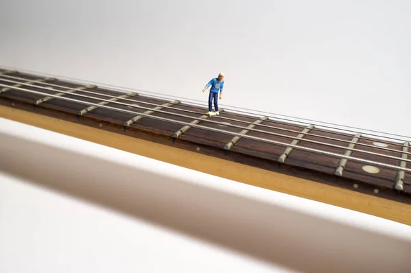 Figuras Skate Miniatura Muelen Cuerdas Guitarra Macro Primer Plano — Foto de Stock