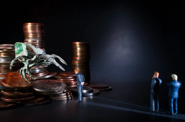 Empresarios Reúnen Con Araña Origami Dólar Concepto Dinero Malo — Foto de Stock