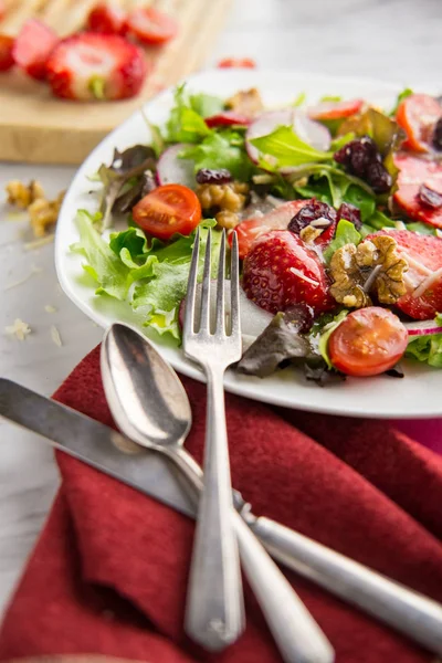 Verse Biologische Romaine Sla Salade Met Walnoten Radijs Aardbeien — Stockfoto