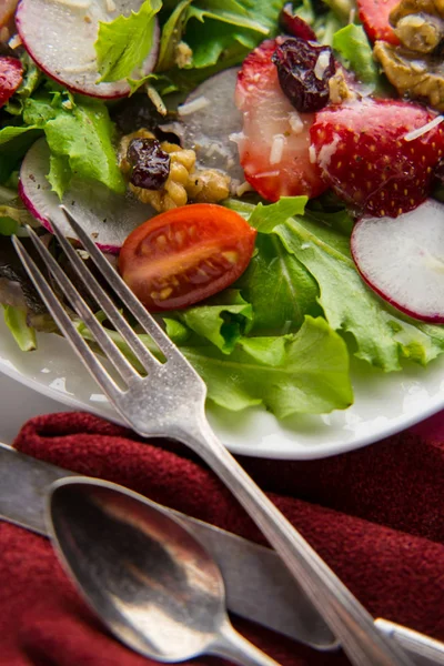 Fresh Organic Romaine Lettuce Salad Walnuts Radishes Strawberries — Stock Photo, Image