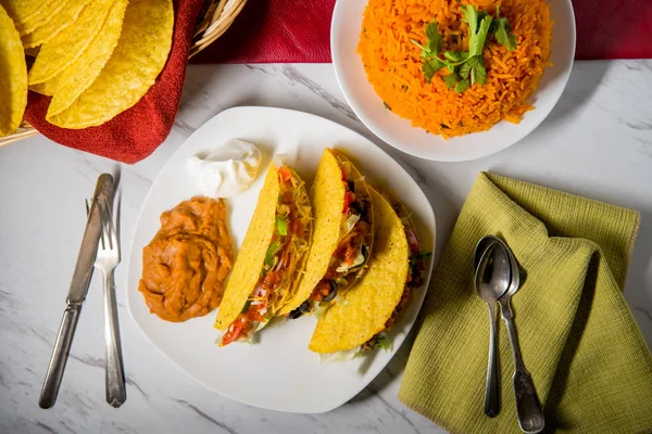 Tacos Ternera Mexicanos Cargados Con Aderezos Que Incluyen Lechuga Rallada — Foto de Stock