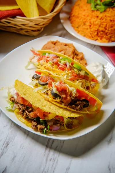 Tacos Bœuf Mexicain Chargés Garnitures Compris Laitue Les Tomates Râpées — Photo