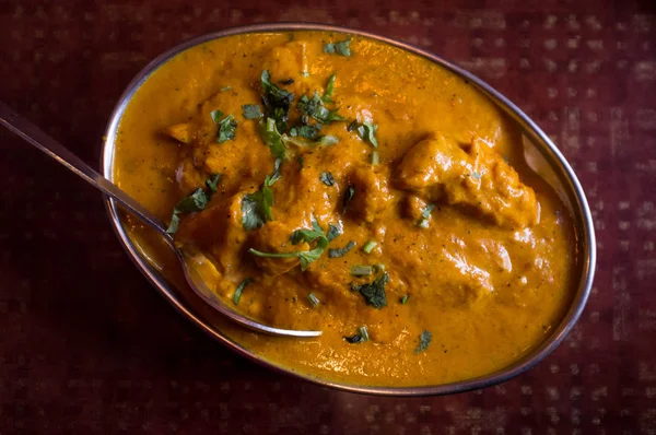 Cuisine Indienne Authentique Tikka Masala Avec Éclairage Sombre Lunatique — Photo