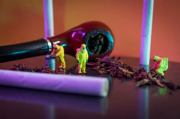 Une Équipe Miniature Inspection Des Produits Tabac Dangereux — Photo