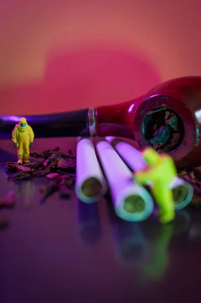 Miniaturowe Hazmat Zespół Sprawdza Wyrobów Tytoniowych Niebezpiecznych — Zdjęcie stockowe