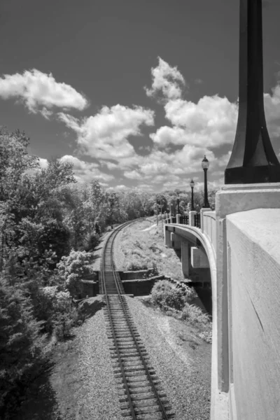 黒と白の鉄道線路橋風景の横にあります — ストック写真