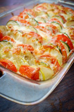 Karanlık moody aydınlatma ile rustik Fransız sebze tian güveç