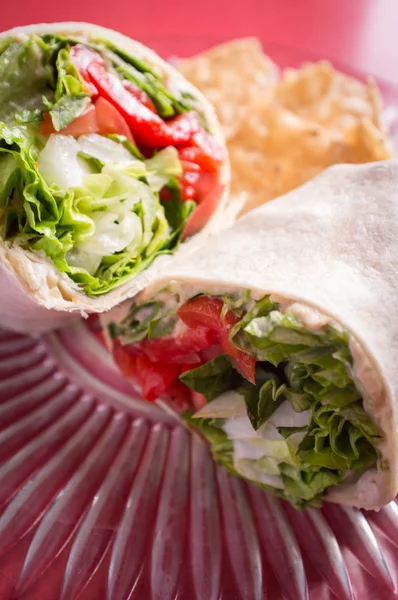 Gezonde Voeding Veggie Hummus Wrap Rode Tafelblad — Stockfoto