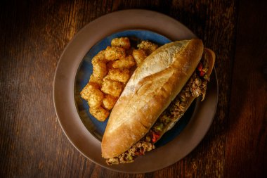 Philly selam doğranmış soğan biber ve mantar ile patates kızartması ile