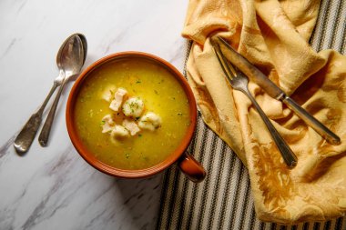 Mermer masada taze sıcak İtalyan tavuklu hamur çorbası.