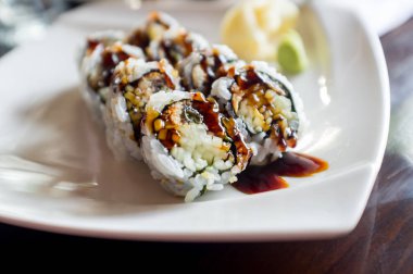 Mangalda yılan balığı ile salatalık Japon Suşi roll