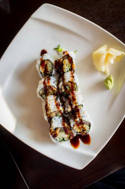 Mangalda yılan balığı ile salatalık Japon Suşi roll