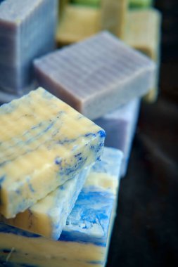 Çeşitli renkli ev yapımı sabunların sütunları ve satırları