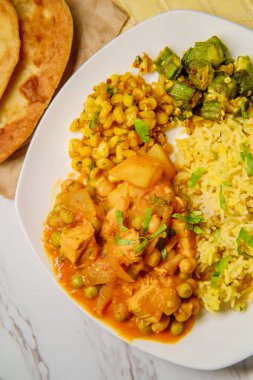 Hint tavuk sebze köri yemeği kızarmış bamya biryani pirinç ve Mısır ile 