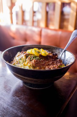 Japon gevrek domuz katsudon ekmek kapısı takuan daikon turp turşu garnitür ile