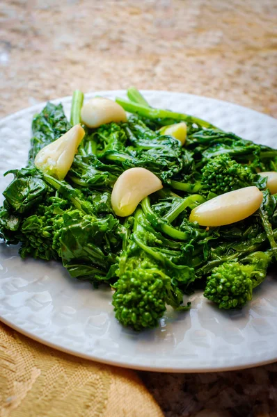 Rabbia Broccoli Saltati Con Aglio Dolce — Foto Stock