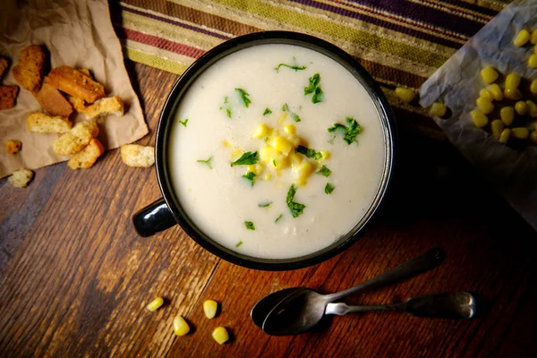 Świeża Zupa Zupy Kukurydzianej Grzankami Ciemnym Nastrojowym Oświetleniu — Zdjęcie stockowe