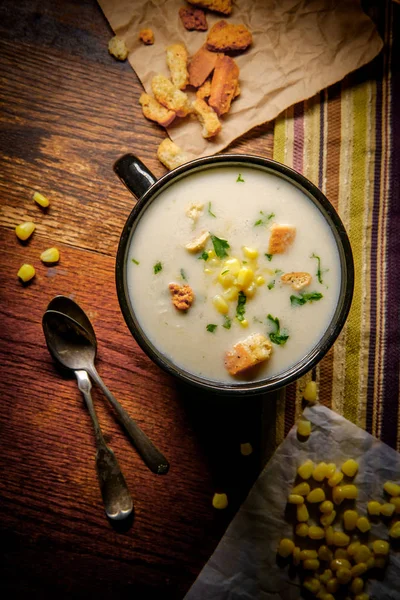 Świeża Zupa Zupy Kukurydzianej Grzankami Ciemnym Nastrojowym Oświetleniu — Zdjęcie stockowe