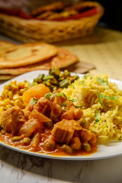 Cena India Pollo Curry Con Arroz Okra Biryani Frito Maíz —  Fotos de Stock