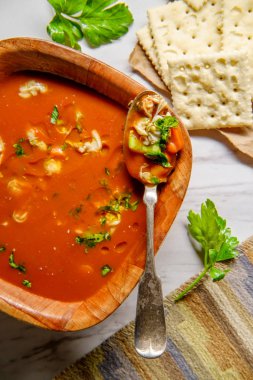 Taze sıcak Manhattan midye çorbası çorba soda kraker ve maydanoz garnitür ile